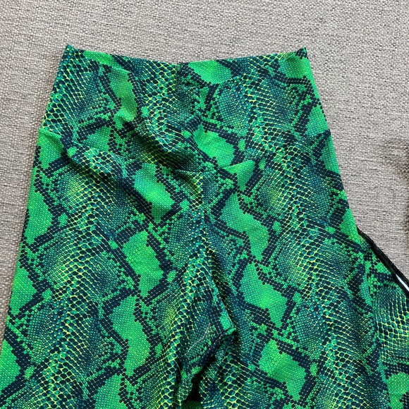 Flare pants & matching gloves - Picture 3 of 3